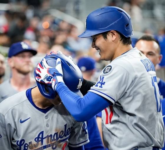 김혜성(왼쪽)의 헬멧을 만지고 있는 오타니. /사진=LA 다저스 공식 SNS