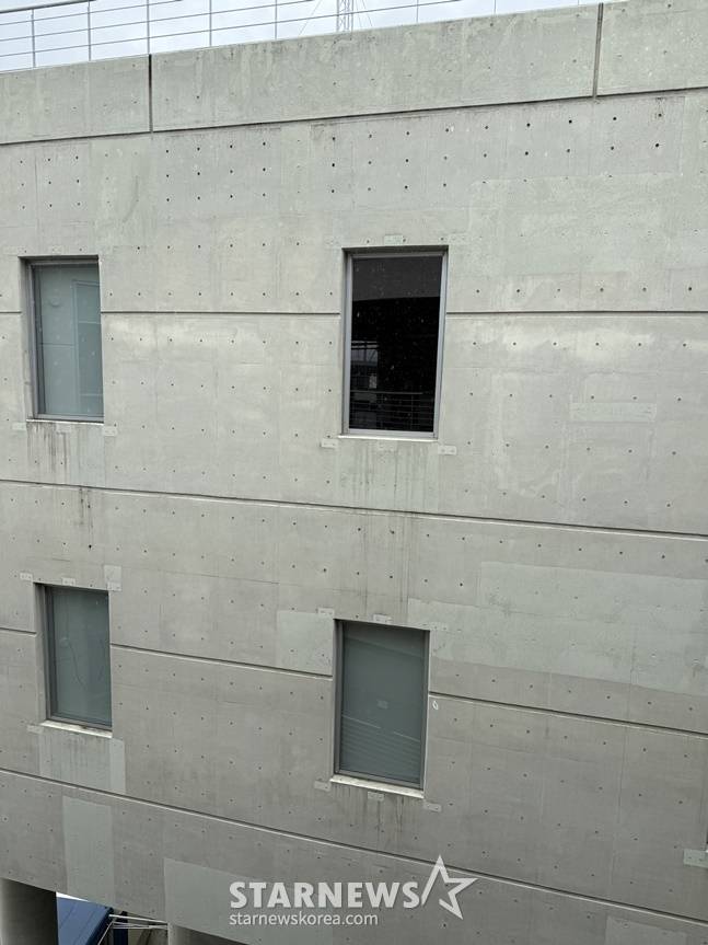 창원NC파크 알루미늄 루버가 탈거된 모습. /사진=양정웅 기자