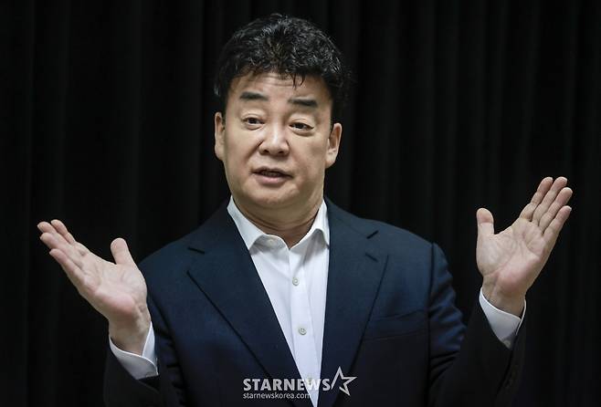 [서울=뉴시스] 정병혁 기자 = 백종원 더본코리아 대표가 28일 서울 서초구의 한 회의공간에서 열린 더본코리아 주주총회에서 취재진의 질문에 답하고 있다. 2025.03.28. jhope@newsis.com /사진=정병혁