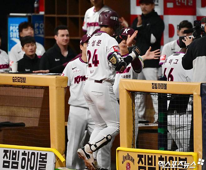 키움 내야수 송성문(24번)은 9일 고척스카이돔에서 '2025 신한 SOL Bank KBO 리그' 한화와 주말 3연전 첫 번째 경기에서 1번타자 3루수로 선발 출전했다. 상대 선발 엄상백의 경기 첫 투구를 받아쳐 솔로포를 쏘아 올렸다. 엑스포츠뉴스 고척, 김한준 기자