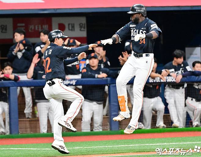 한화 외야수 플로리얼(오른쪽)은 9일 고척스카이돔에서 열린 '2025 신한 SOL Bank KBO 리그' 키움과 주말 3연전 첫 번째 경기에서 2번타자 중견수로 선발 출전했다. 5회초 추격의 솔로포를 터트려 공격에 활력을 불어넣었다. 엑스포츠뉴스 고척, 김한준 기자