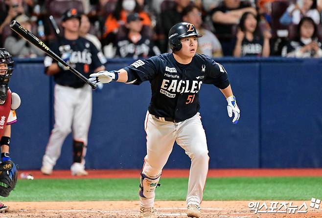 한화 내야수 문현빈은 9일 고척스카이돔에서 열린 '2025 신한 SOL Bank KBO 리그' 키움과 주말 3연전 첫 번째 경기에서 3번 지명타자로 선발 출전했다. 7회초 동점 희생플라이에 이어 9회초 리드를 가져오는 솔로포를 때려 팀 승리에 혁혁한 공을 세웠다. 엑스포츠뉴스 고척, 김한준 기자
