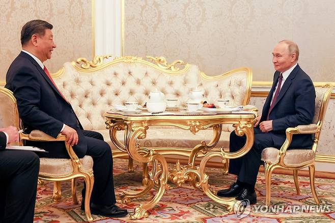 크렘린궁에서 차 마시며 대화하는 푸틴 대통령과 시진핑 주석 [타스 연합뉴스. 재판매 및 DB 금지]