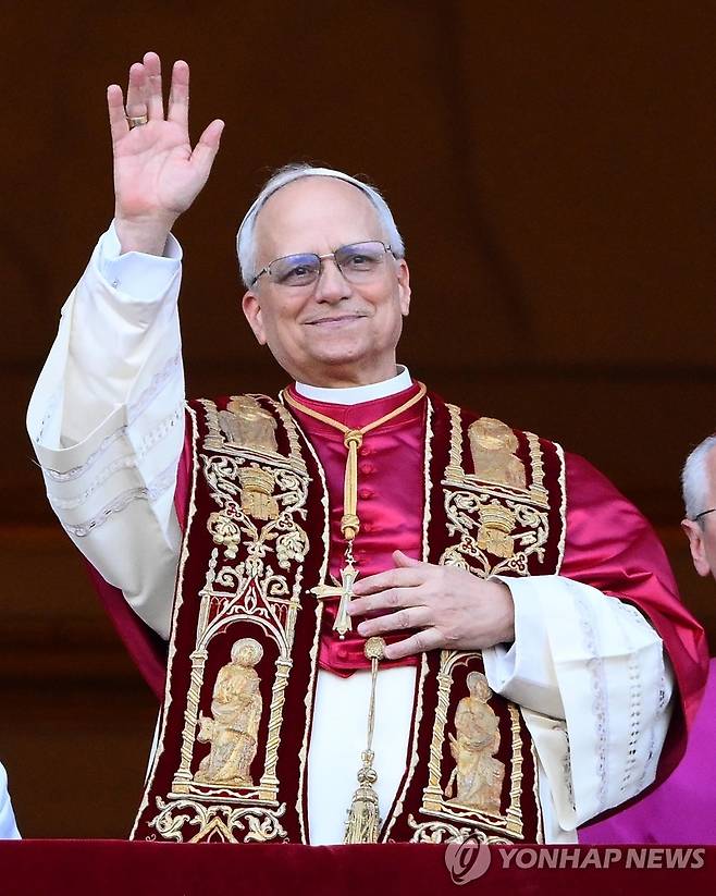 선출 직후 모습 드러낸 레오 14세 교황 [바티칸 EPA=연합뉴스]