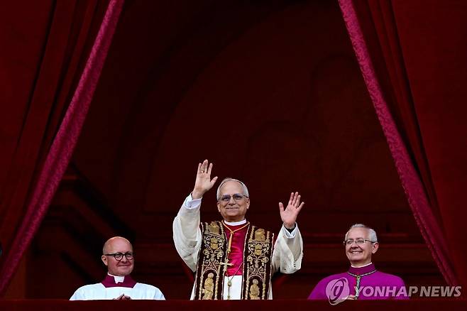 8일(현지시간) 성 베드로 대성전에서 인사하는 레오 14세 교황 [바티칸 AFP=연합뉴스. 재판매 및 DB 금지]