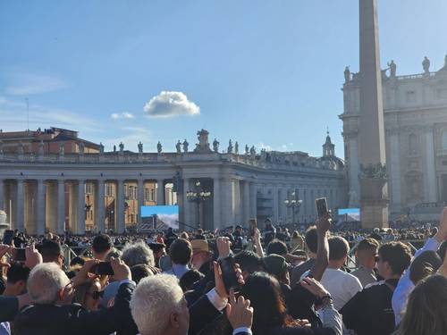 교황 선출 흰 연기에 환호 (바티칸=연합뉴스) 신창용 특파원 = 8일(현지시간) 바티칸 시스티나 성당 굴뚝 위로 새 교황 탄생을 알리는 흰 연기가 피어오르자 성 베드로 광장을 가득 메운 인파가 환호하고 있다. 2025.05.08 changyong@yna.co.kr