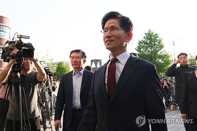 한덕수 예비후보와 단일화 회동하는 김문수 후보 (서울=연합뉴스) 황광모 기자 = 국민의힘 김문수 대선후보가 무소속 한덕수 대선 예비후보와 단일화 관련 회동을 하기 위해 7일 서울 종로구의 한 식당으로 들어서고 있다. 2025.5.7 [공동취재] hkmpooh@yna.co.kr