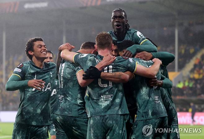 기뻐하는 토트넘 선수들 [로이터=연합뉴스]