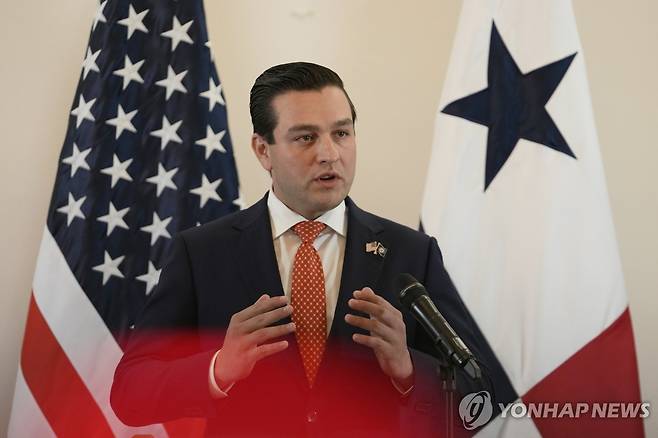 8일(현지시간) 기자회견하는 주파나마 미국 대사 [파나마시티 AP=연합뉴스. 재판매 및 DB 금지]