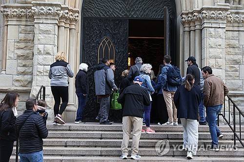 교황 레오 14세 선출 축하하기 위해 시카고의 거룩한 이름 대성당에 모이는 사람들 [시카고 EPA=연합뉴스. 재판매 및 DB 금지]