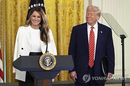 트럼프와 함께 어머니의날 행사 참석한 멜라니아  [워싱턴 AP=연합뉴스 재판매 및 DB금지]