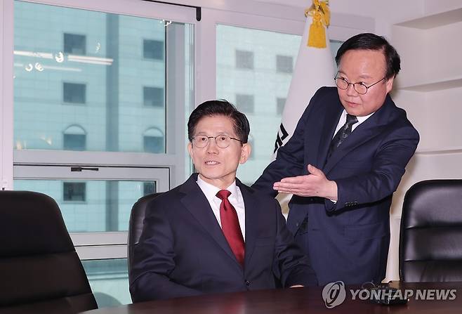 국민의힘 당사 대선 후보 사무실 찾은 김문수 (서울=연합뉴스) 류영석 기자 = 국민의힘 김문수 대선 후보가 8일 서울 영등포구 여의도 국민의힘 당사 대선 후보 사무실에서 김재원 비서실장(오른쪽)의 안내를 받으며 자리에 앉아보고 있다. 2025.5.8 ondol@yna.co.kr