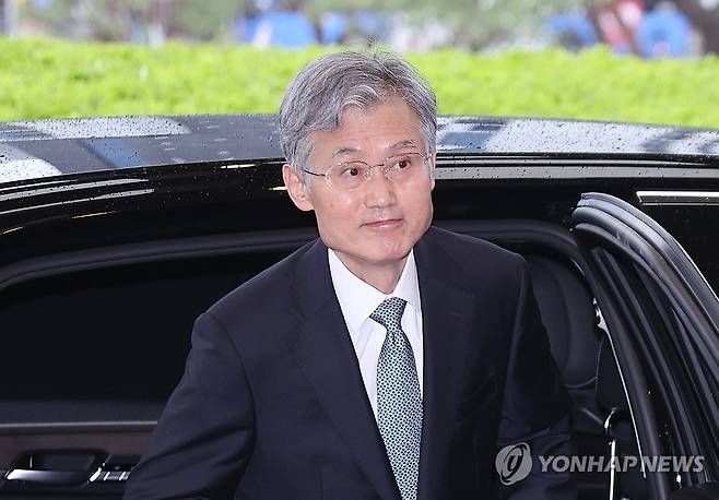 출근하는 조희대 대법원장 (서울=연합뉴스) 서대연 기자 = 조희대 대법원장이 9일 서울 서초구 대법원으로 출근하고 있다. 2025.5.9 dwise@yna.co.kr