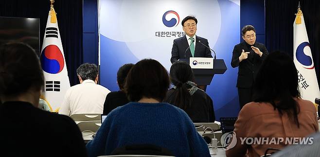 과기정통부 핵심과제 추진현황 브리핑 (서울=연합뉴스) 최재구 기자 = 유상임 과학기술정보통신부 장관이 9일 서울 종로구 정부서울청사에서 과기정통부 핵심과제 추진현황 브리핑을 하고 있다. 2025.5.9 jjaeck9@yna.co.kr