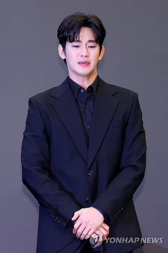 굳은 얼굴의 김수현 (서울=연합뉴스) 진연수 기자 = 배우 김수현이 31일 오후 서울 마포구 스탠포드 호텔에서 미성년자였던 배우 고 김새론과 교제했다는 의혹과 관련해 입장발표 기자회견을 하고 있다. 2025.3.31 jin90@yna.co.kr