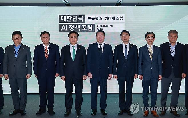 대한상공회의소가 연 대한민국 AI 정책 포럼 (서울=연합뉴스) 신현우 기자 = 최태원 대한상공회의소 회장(가운데)이 9일 서울 중구 롯데호텔 사파이어볼룸에서 열린 대한민국 AI 정책 포럼에 참석해 유상임 과학기술정보통신부 장관(왼쪽 세번째), 안덕근 산업통상자원부 장관(오른쪽 세번째) 등 참석자들과 기념 촬영하고 있다. 2025.5.9 nowwego@yna.co.kr