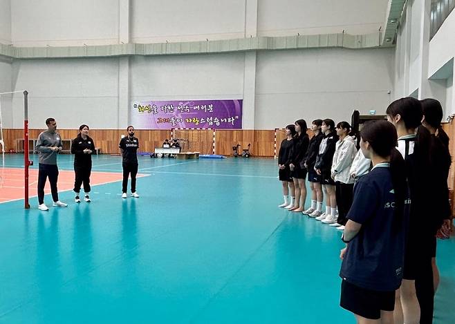 진천선수촌에 모인 여자배구대표팀 선수들에게 이야기하는 모랄레스 감독(맨 왼쪽) [대한배구협회 제공. 재판매 및 DB 금지]