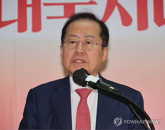 정계 은퇴 선언 기자회견하는 홍준표 (서울=연합뉴스) 류영석 기자 = 국민의힘 대선 후보 2차 경선에서 탈락한 홍준표 후보가 29일 서울 여의도 대하빌딩 선거 캠프 사무실에서 정계 은퇴 관련 기자회견을 하고 있다. 2025.4.29 ondol@yna.co.kr