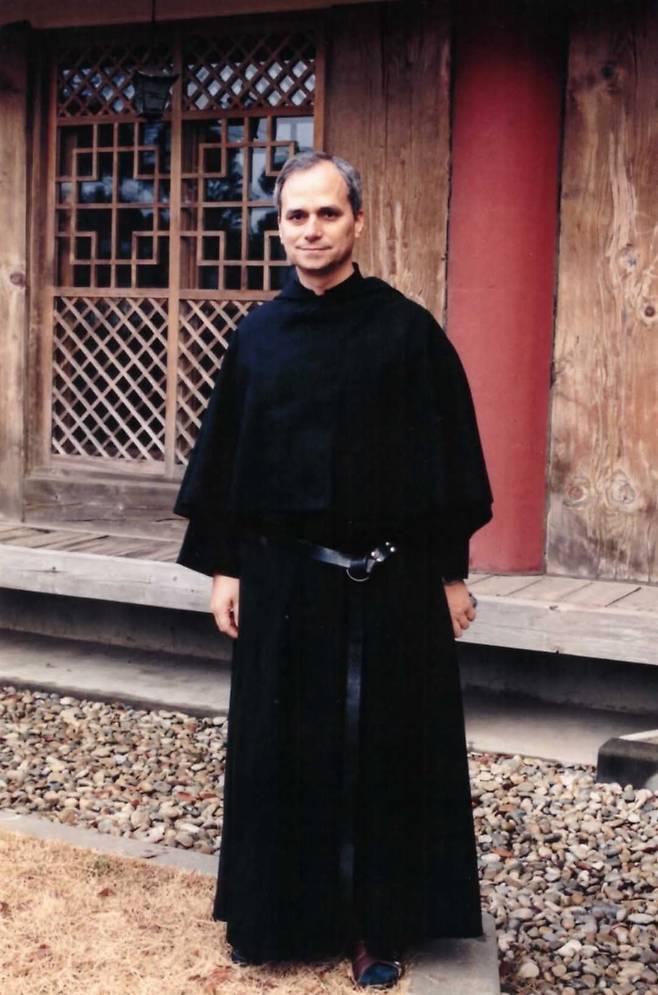 2002년 방한한 레오 14세 교황 (서울=연합뉴스) 레오 14세 교황이 2002년 성 아우구스티노 수도회 총장 신분으로 한국을 방문해 한국지부인 '성 아우구스띠노 수도회'의 인천 전동수도원에서 찍은 사진 [성 아우구스티노회 수도회의 한국지부 '성 아우구스띠노 수도회' 제공. 재판매 및 DB 금지]