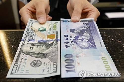 미국 달러화와 대만달러 [로이터 연합뉴스 자료사진]