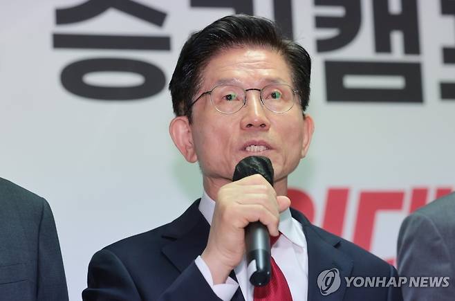 발언하는 김문수 후보 (서울=연합뉴스) 김인철 기자 = 국민의힘 김문수 대선 후보가 9일 서울 영등포구 여의도 선거 캠프 사무실에서 대선 정책 등을 발표하고 있다. 2025.5.9 yatoya@yna.co.kr