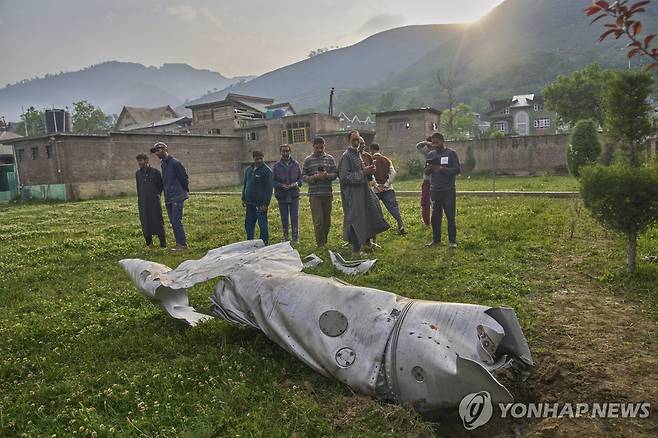 인도·파키스탄 무력 충돌 7일 인도령 카슈비르 풀와마 지역에 항공기 잔해가 떨어져 있다. 
[AP 연합뉴스 자료사진. 재판매 및 DB 금지]