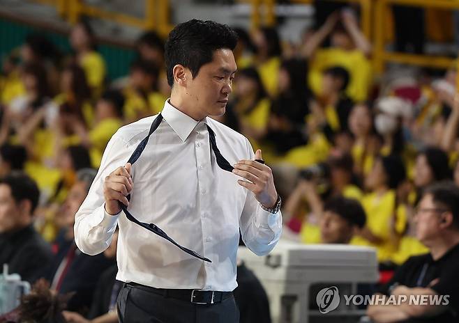 서울 SK 전희철 감독 (창원=연합뉴스) 김동민 기자 = 9일 경남 창원체육관에서 열린 2024∼2025시즌 프로농구 창원 LG 세이커스와 서울 SK 나이츠의 챔피언결정전 3차전 경기 전 전희철 SK 감독이 넥타이를 풀고 있다. 2025.5.9 image@yna.co.kr