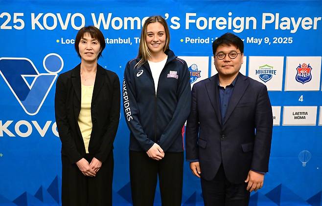 요시하라 감독(왼쪽), 이영하 단장(오른쪽)과 함께 선 라셈 [한국배구연맹 제공. 재판매 및 DB 금지]