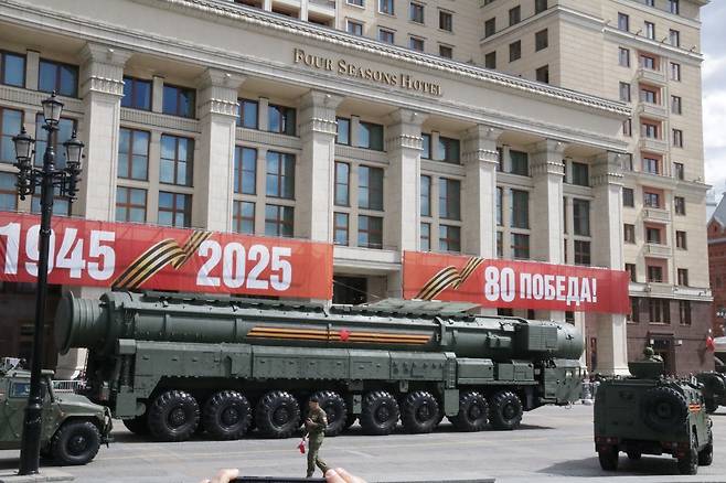 야르스 대륙간탄도미사일 (모스크바=연합뉴스) 최인영 특파원 = 9일(현지시간) 야르스 대륙간탄도미사일(ICBM)이 전승절 80주년 열병식에서 행진하기 위해 차량에 실려 모스크바 붉은광장으로 이동하고 있다. 2025.5.9 abbie@yna.co.kr (끝)