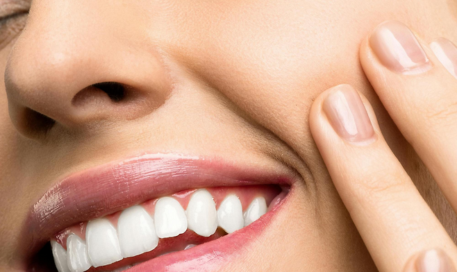 볼에 손을 올리고 있고 있는 얼굴