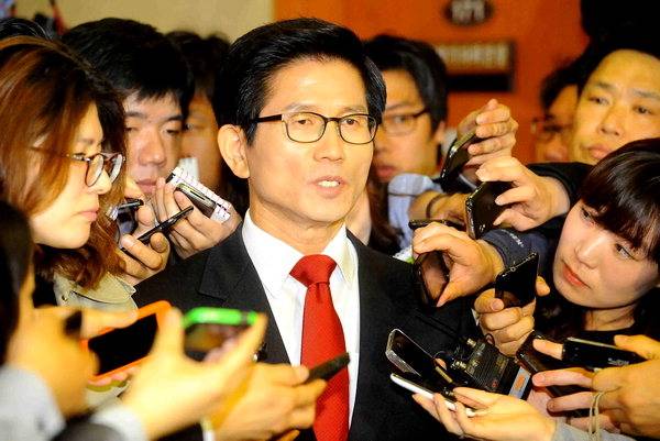 김문수 경기도지사가 22일 오전 서울 국회의사당 정론관에서 새누리당 제18대 대선후보 경선 출마 선언 기자회견을 마친 후 취재진의 질문에 답하고 있다. 김 지사는 이날 기자회견에서 대선후보 경선 방식으로 완전국민참여경선제도를 공식 요구했다. /경인일보DB