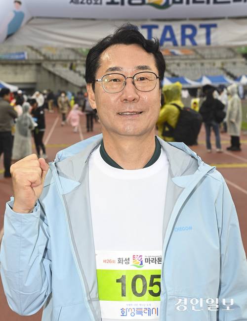 10일 오전 화성종합경기타운에서 열린 제26회 화성효마라톤대회에서 정명근 화성특례시장이 파이팅을 외치고 있다. 2025.5.10 /취재반