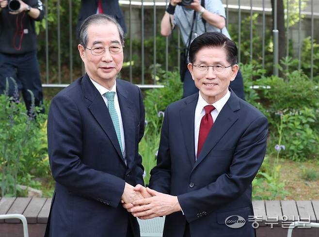 김문수 국민의힘 대선 후보와 한덕수 무소속 예비후보가 8일 오후 서울시 여의도 국회 사랑재 커피숍에서 단일화 관련 1:1 공개 회동을 하기 전 악수하고 있다. 임채운기자