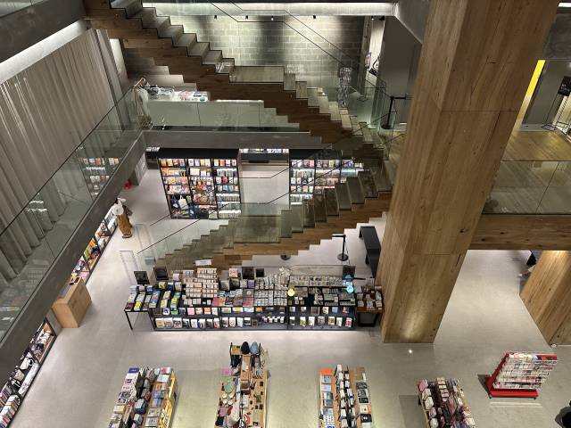 부산 수영구 광안리에서 지난해 8월 문을 연 복합문화공간 포디움다이브 실내 전경. 김은영 기자