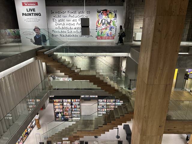 부산 수영구 광안리에서 지난해 8월 문을 연 복합문화공간 포디움다이브 실내 전경. 김은영 기자