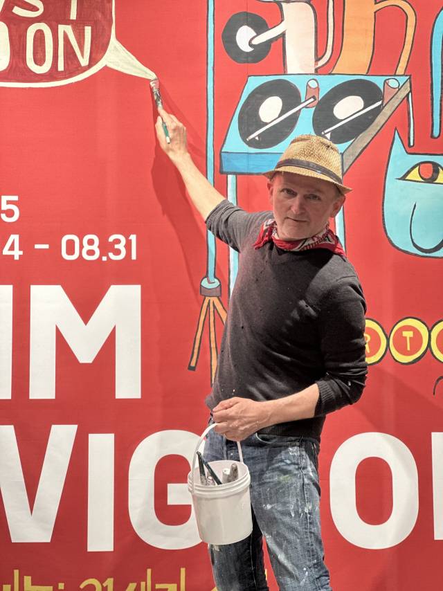 부산 수영구 광안리에서 지난해 8월 문을 연 복합문화공간 포디움다이브를 찾은 짐 아비뇽 작가. 김은영 기자