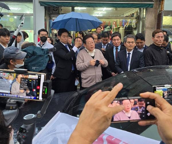 9일 이재명 더불어민주당 대선후보가 고령군 대가야읍 골목 경청투어에 나서고 있다. 김영우 기자