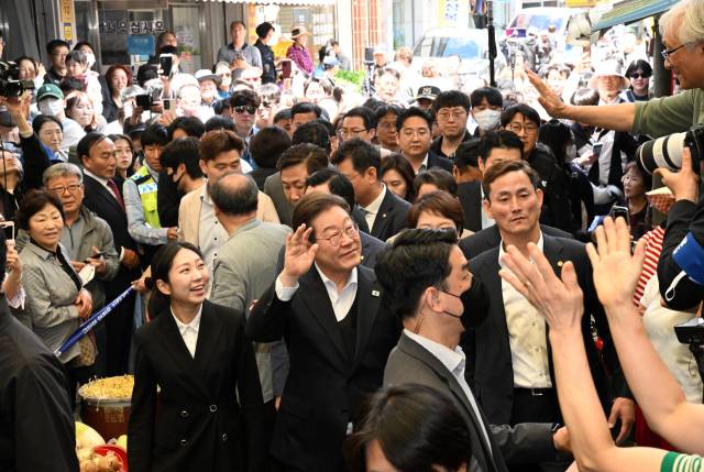 골목골목 경청투어에 나선 더불어민주당 이재명 대선 후보가 10일 함안군 가야시장을 찾아 지지자들에게 인사하고 있다./성승건 기자/