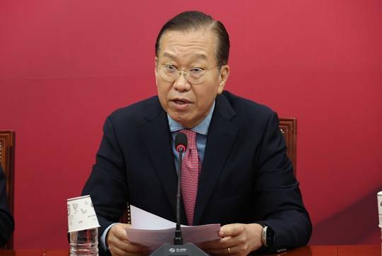 권영세 국민의힘 비상대책위원장이 10일 오전 서울 여의도 국회에서 열린 후보 재선출 관련 기자회견에서 발언을 하고 있다. 사진=뉴시스