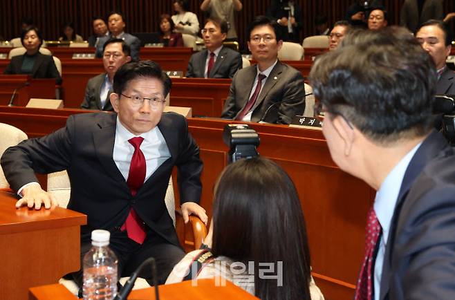 김문수 국민의힘 대선 후보가 9일 서울 여의도 국회에서 열린 의원총회에 참석 후 퇴장하기 위해 자리에서 일어서고 있다. (사진= 노진환 기자)