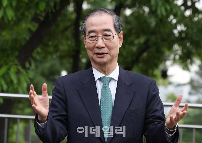 [이데일리 방인권 기자] 한덕수 무소속 대선 예비후보가 8일 서울 여의도 국회 사랑재의 한 카페에서 국민의힘 김문수 대선후보와 후보 단일화 관련 회동을 마친 뒤 취재진 질문에 답하고 있다.