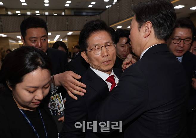 김문수 국민의힘 대선 후보가 9일 서울 여의도 국회에서 열린 의원총회에서 권영세 비대위원장의 모두발언이 끝난 후 의총장에서 퇴장하자 국민의힘 의원들이 김 후보를 막아서고 있다.(사진=이데일리 노진환 기자).