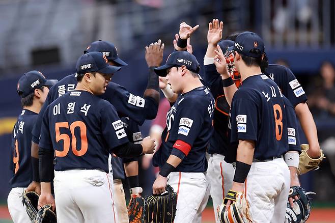 9일 서울 고척스카이돔에서 열린 키움과 경기에서 승리해 10연승을 달성한 뒤 기뻐하는 한화 선수들