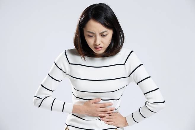 장염은 복통, 설사, 구토 등 위장관 증상이 주로 나타나는 질환이다. 이때 불편한 증상은 약을 복용하면 금세 가라앉기도 하지만, 회복기를 제대로 관리하지 않으면 오히려 증상이 더 심해지거나 오래 지속될 수 있다. [사진= 게티이미지뱅크]
