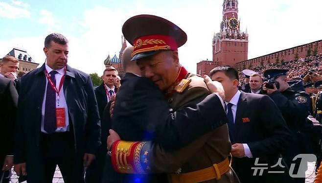블라디미르 푸틴 러시아 대통령이 9일 열병식에서 김영복 조선인민군 총참모부 부총참모장(상장)에게 "당신의 전사들에게 좋은 일이 있기를 바란다"며 격려의 말을 건넨 뒤, 두 팔을 벌려 먼저 끌어안았다. <출처=소셜미디어 엑스>