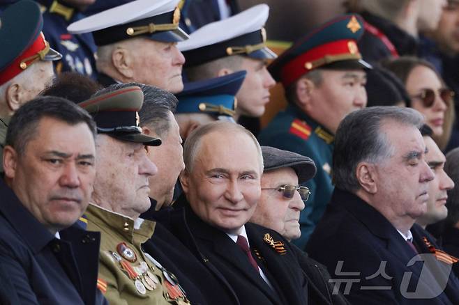 9일 러시아의 블라디미르 푸틴 대통령(가운데)과 중국의 시진핑 주석을 포함한 외국 정상들이 모스크바 중심부의 붉은 광장에서 열린 전승절 열병식을 지켜보고 있다. 2025.5.9 ⓒ AFP=뉴스1 ⓒ News1 강민경 기자