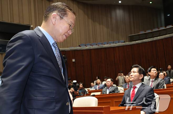 김문수 국민의힘 대통령 후보가 9일 서울 여의도 국회에서 열린 의원총회에서 지도부를 향해 "무소속을 당 후보 만들려 불법부당 수단 동원, 중단하라＂며 입장을 밝히자 권영세 비대위원장이 ＂대단히 실망스럽다＂고 발언한 뒤 의총장을 떠나고 있다. 2025.5.9/뉴스1 ⓒ News1 안은나 기자