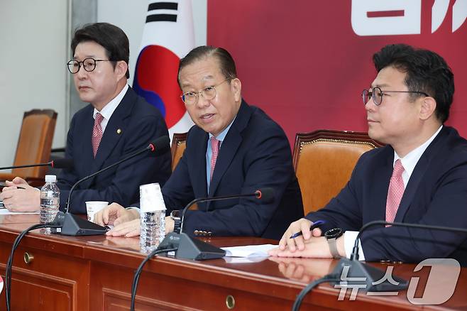 권영세 국민의힘 비상대책위원장이 10일 서울 여의도 국회에서 김문수 대통령 후보 자격 취소·한덕수 예비후보 입당 및 대선후보 등록 과정에 대해 기자회견을 하고 있다. 2025.5.10/뉴스1 ⓒ News1 안은나 기자