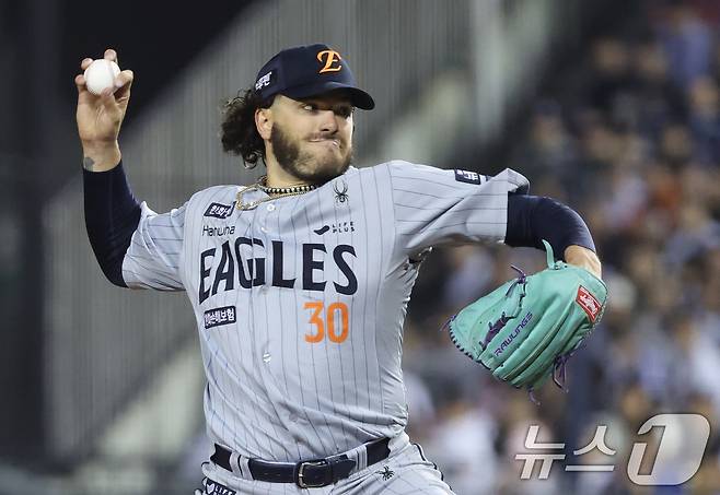 9일 오후 서울 송파구 잠실야구장에서 열린 프로야구 '2025 신한 SOL 뱅크 KBO리그' 한화 이글스와 두산 베어스의 경기에서 한화 선발투수 폰세가 6회말 역투하고 있다. 2025.4.9/뉴스1 ⓒ News1 오대일 기자