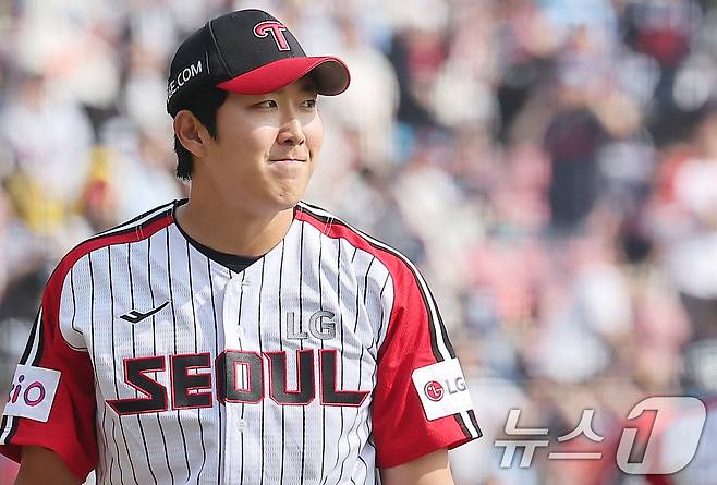 23일 서울 송파구 잠실야구장에서 열린 '2025 신한 SOL 뱅크 KBO리그' 롯데 자이언츠와 LG 트윈스의 경기, LG 선발 손주영이 4회초 2사 호수비를 보여준 홍창기를 보며 미소 짓고 있다. 2025.3.23/뉴스1 ⓒ News1 김진환 기자